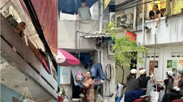 مطعم في مدينة هو تشي منه يقدم الطعام والشراب عبر حبل معلق